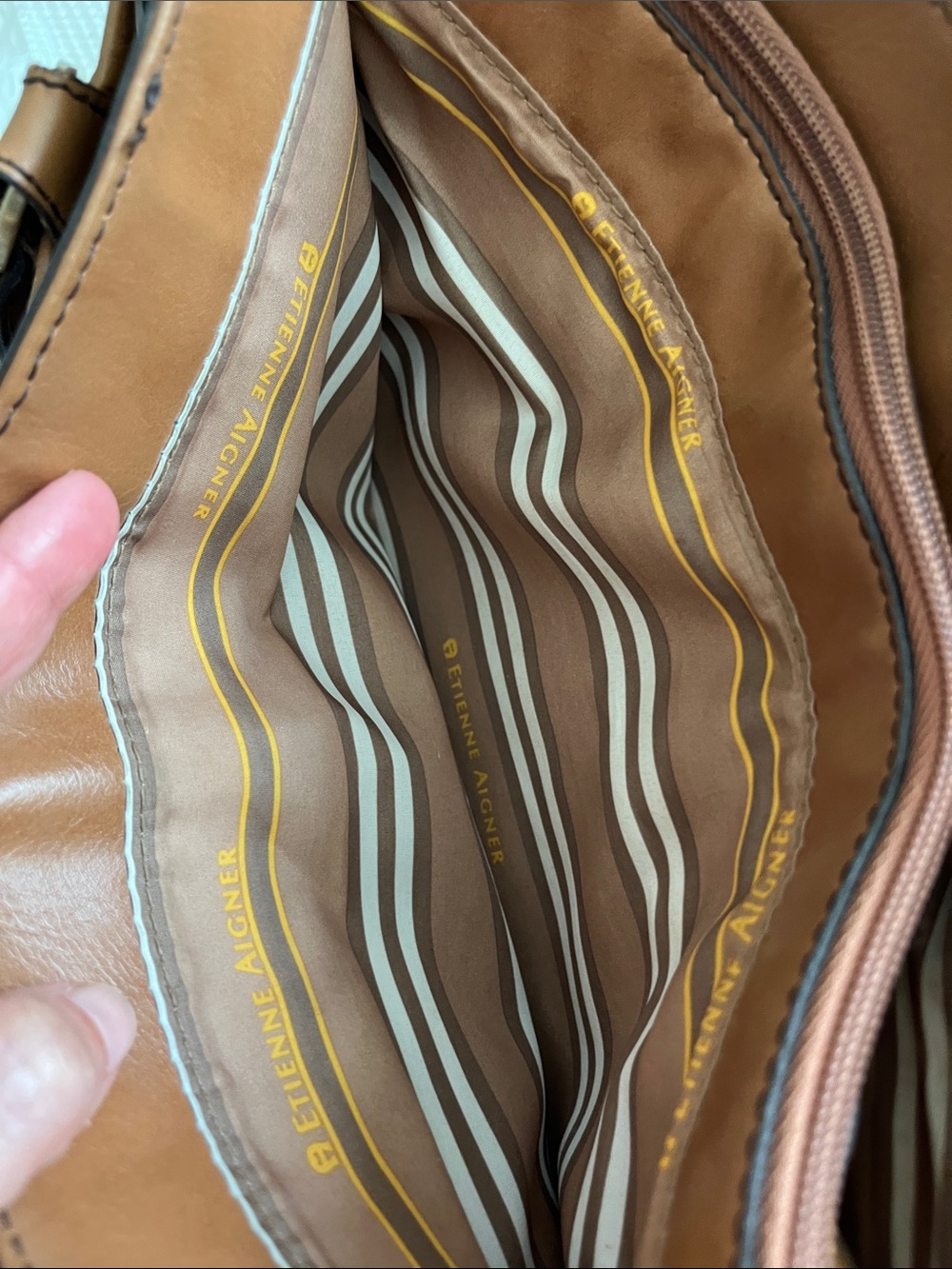 Etienne Aigner vintage Tan Shoulder Bag with Gold Hardware - Picture 4 of 11